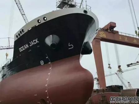 威海三进船业一艘1.1万吨油化船下水