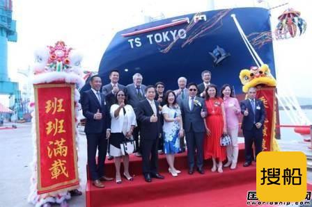 台船交付德翔海运一艘1800TEU集装箱船
