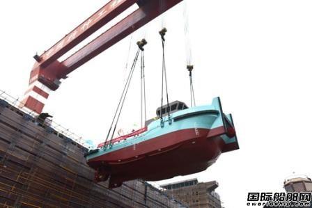 镇江船厂海外采矿项目工作船和推拖船吊装下水