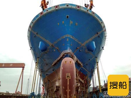 沪东中华13500箱船首制船完成船体主甲板贯通