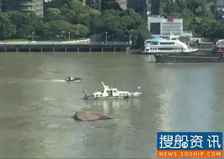 黄浦江上一船翻扣　2人被救　1人失踪