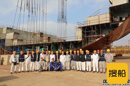 扬州中远海运重工首制13500TEU船开始搭载