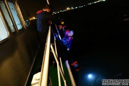 两艘货轮珠江口撞船一船沉没2名船员下落不明