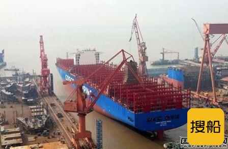 沪东中华13500TEU集装箱船首制船出坞