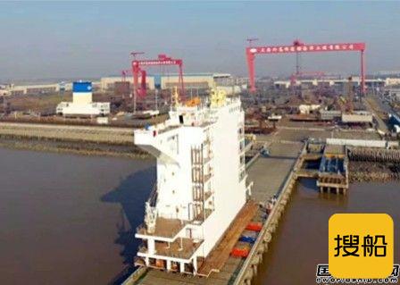外高桥造船21000箱船上建模块整体吊运交付