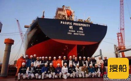 江苏招商重工新一代40万吨矿砂船出坞