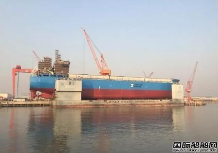 江苏招商重工45000立方米LNG船出坞上驳