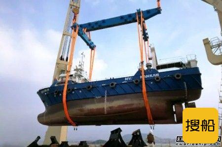 中远海运特运大庆轮顺利吊装405吨渔船