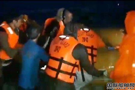 一艘中国货船菲律宾海域遭风暴侵袭沉没