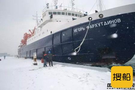 一艘载有127名乘客的俄罗斯客船在冰里搁浅