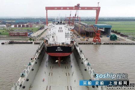 扬子三井首制82000吨散货船滚装下水,散货船 船型