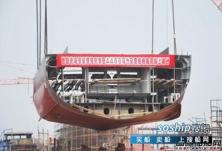 镇江船厂一艘4400hp全回转拖船顺利搭载,镇江有船厂吗