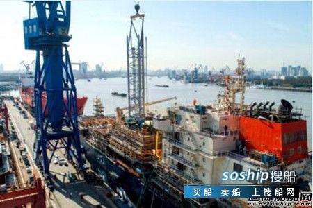 沪东中华18600方LNG加注船货舱泵塔顺利吊装,沪东船舶