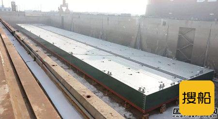 渤船重工109米自航甲板驳和220米抬浮箱同日下水