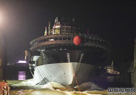 镇江船厂一艘4400HP全回转消拖两用船下水