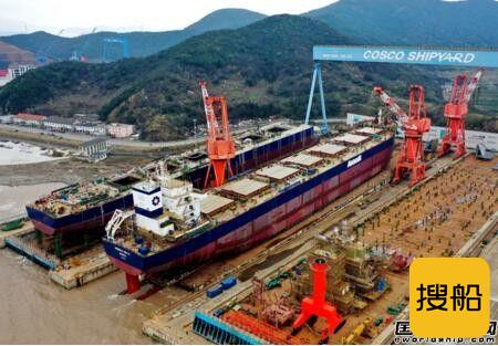 舟山中远海运重工81600吨散货船N749成功下水