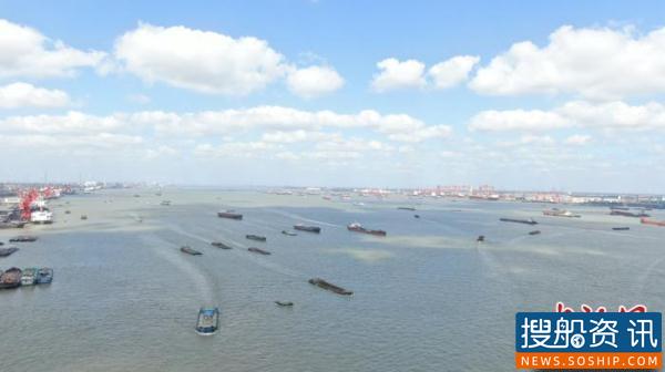 <b></p>“黄金水道”</b>不停歇 长江江阴段<a href=