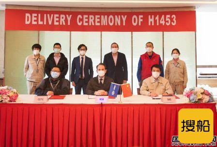 外高桥造船同日交付两艘21万吨散货船