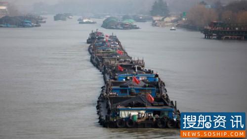 京杭大运河扬州段运输船舶明显增多 一派繁忙景象