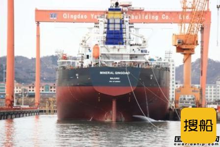 青岛造船厂首次实现小拖船辅助万吨级大船出坞壮举
