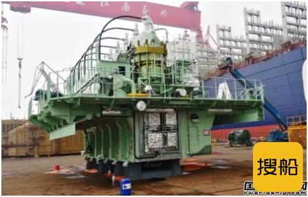 江南造船完成全球最大双燃料集装箱船主机吊装