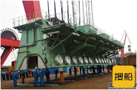 江南造船完成全球最大双燃料集装箱船主机吊装