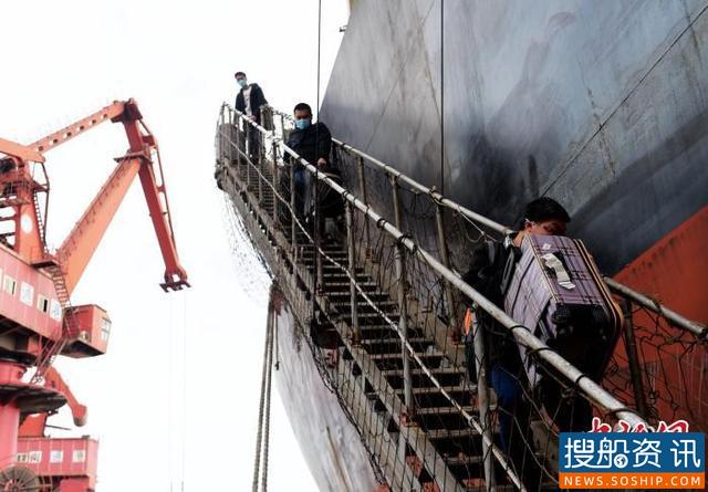 10名中国籍国际航行船舶船员在江苏南通换班下船