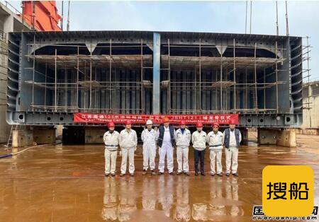 江苏海通一艘135米油轮船体进坞搭载