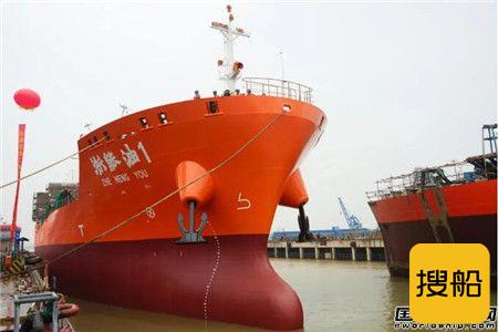 扬州金陵船厂1万吨成品油船顺利下水出坞