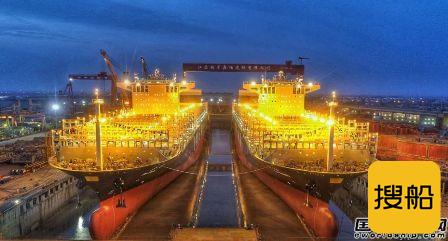 扬子江船业首制两艘12690TEU集装箱船出坞