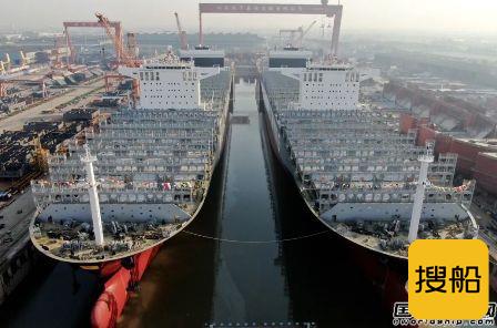 扬子江船业首制两艘12690TEU集装箱船出坞