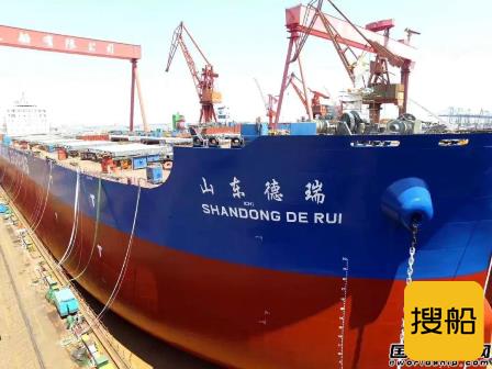 外高桥造船两艘18万吨散货船同时出坞
