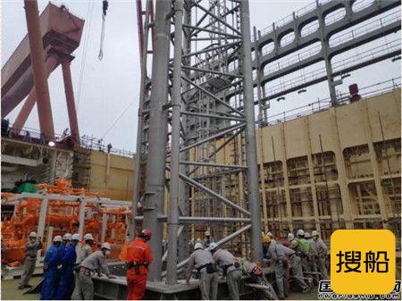 沪东中华第3艘23000箱船完成泵塔吊装