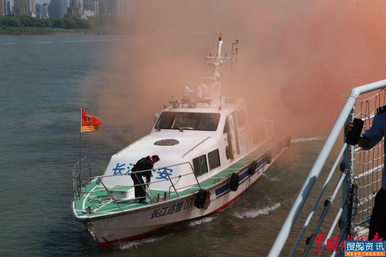 长航公安局武汉分局举行“防灾减灾日”水上灭火疏散演习