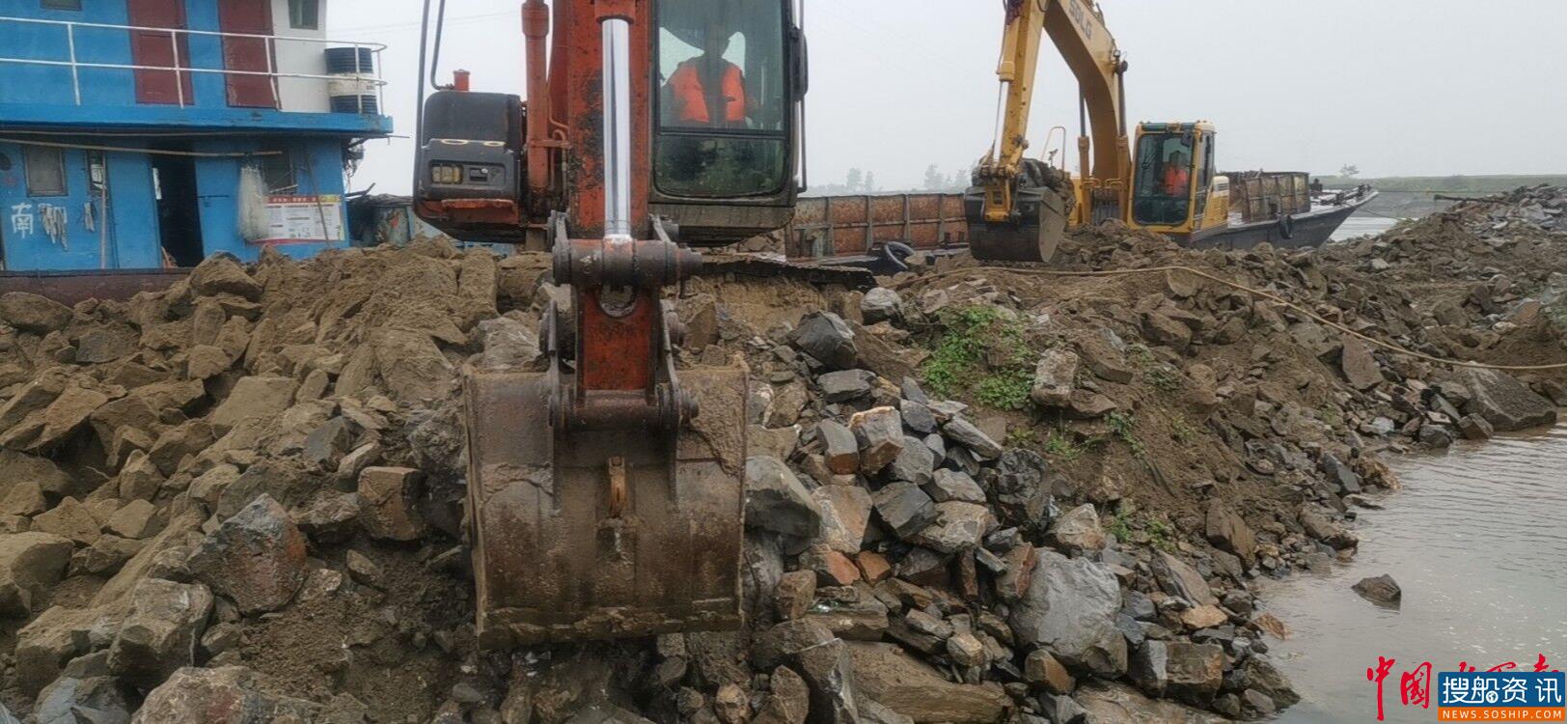 钟祥航道局服务重点工程 清除碍航石堆