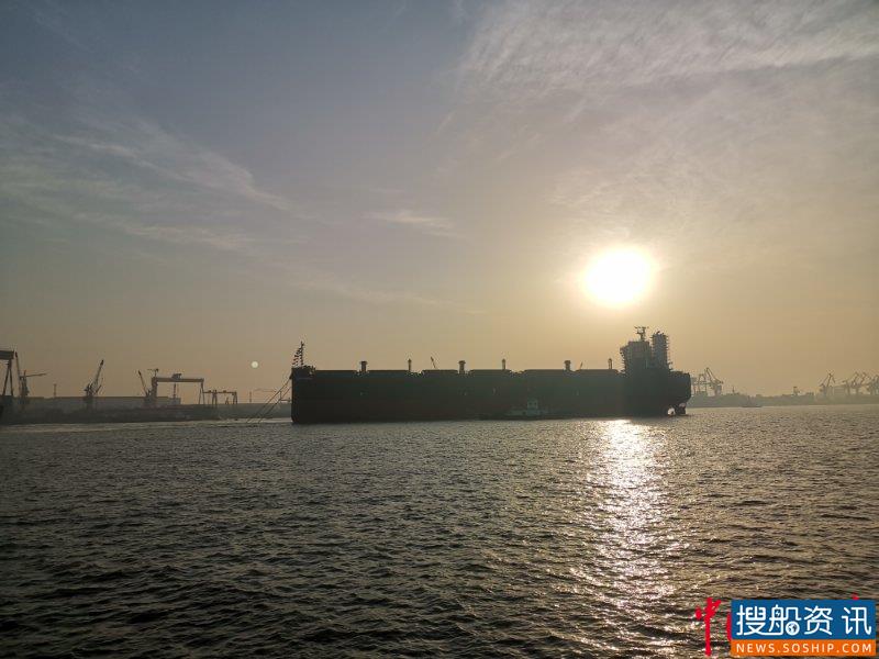 倾心服务保安全  扬州海事凌晨维护第二艘全球最大新造木屑船安全下水