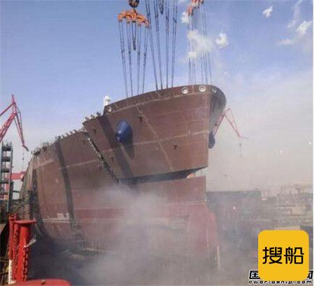 沪东中华中船租赁LNG项目首制船主甲板成功贯通
