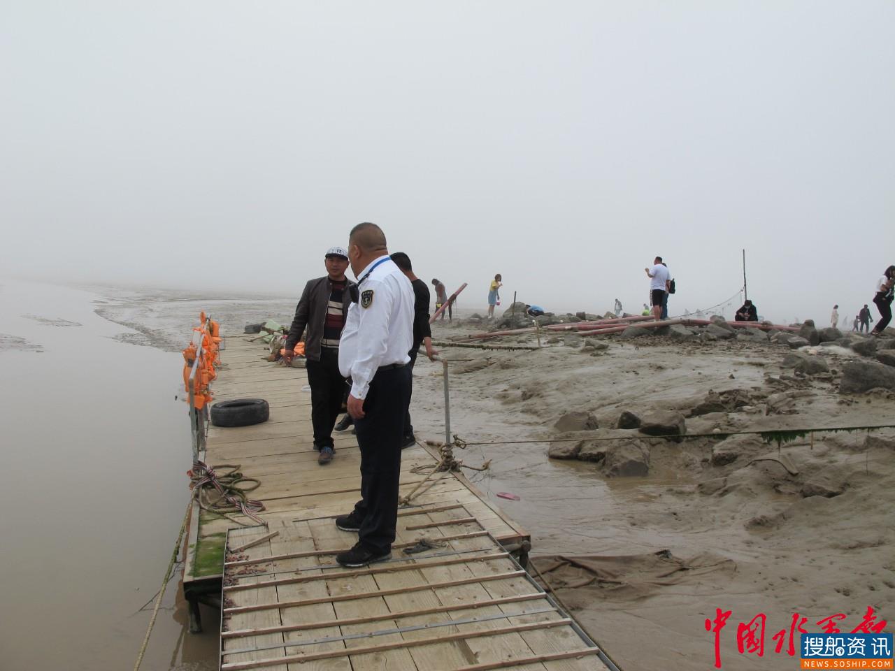 重拳打击!滨海海事处配合县政府依法拆除月亮湾违规码头