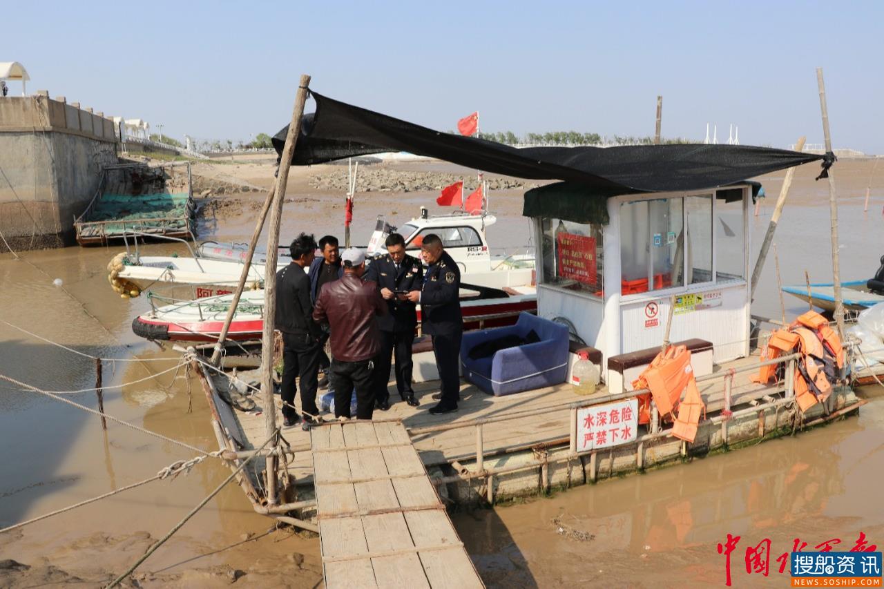 重拳打击!滨海海事处配合县政府依法拆除月亮湾违规码头