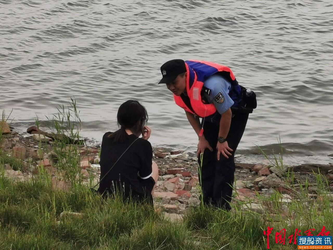 女子与男友吵架欲跳江轻生，长航公安民警及时劝解