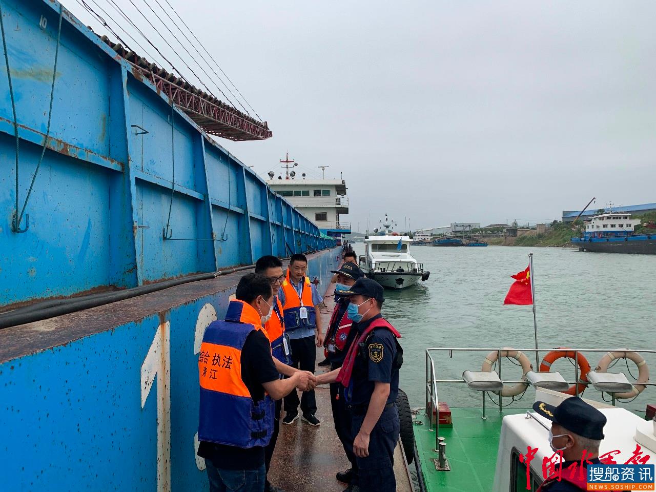 清江行动：海事水政共携手 联合执法查砂船
