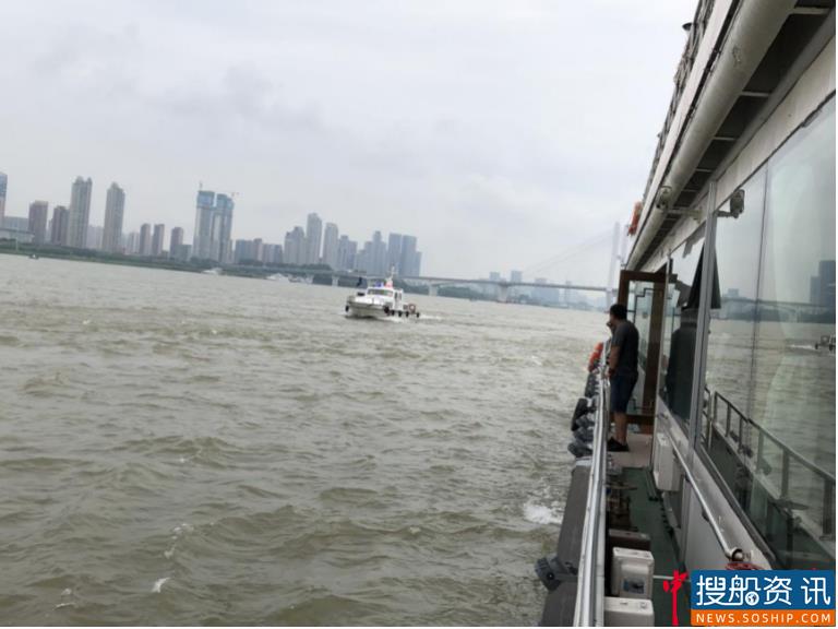 武汉港区海事处联合武汉轮渡公司开展消防救生演习
