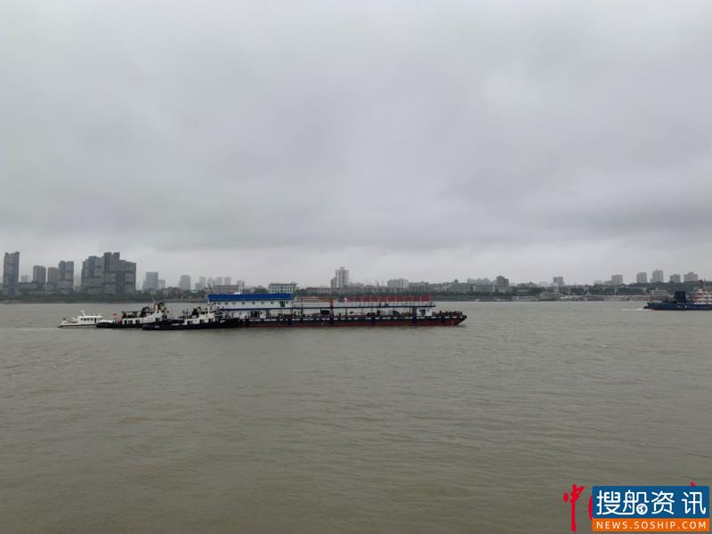 武汉海事部门及时消除一起超长船舶过桥隐患