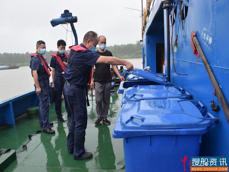 荆州海事局组织联合巡查应对水位上涨与暴雨叠加