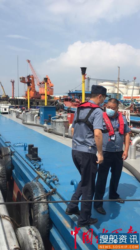 南通集中清理九圩港水闸下游船舶 先后赶走危险品运输船舶146艘次