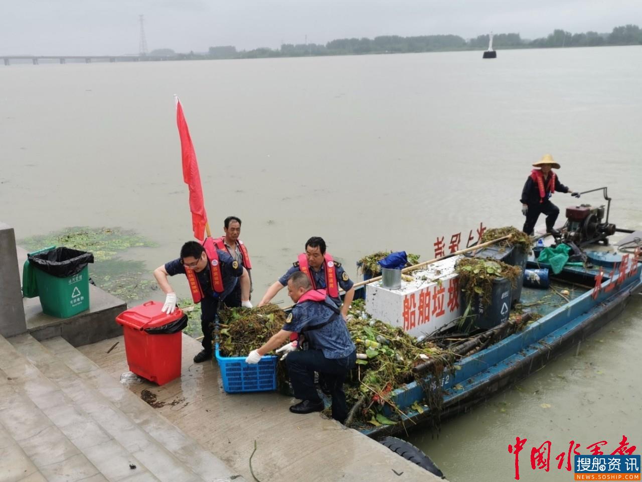 把关工程质量，清理漂浮垃圾  端午节期间邵伯航道站做好“两保一强”工作