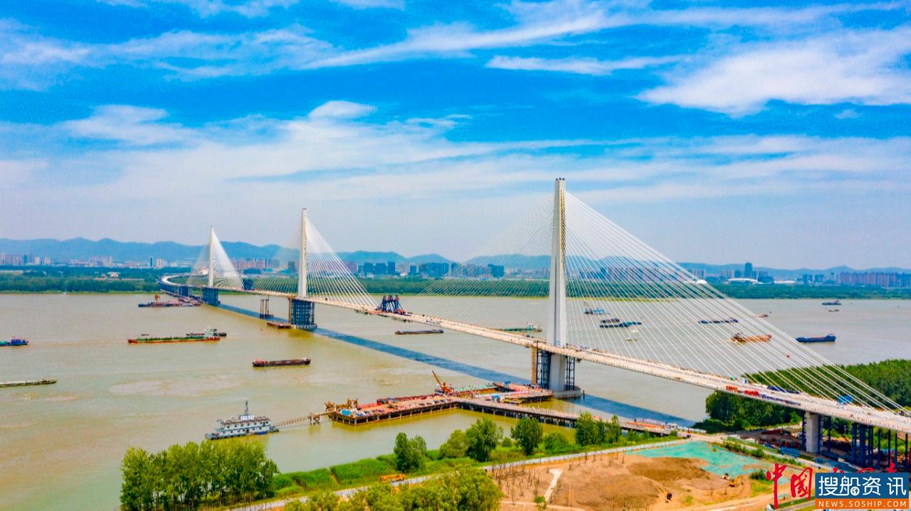 世界首座轻型钢混结构斜拉桥——南京长江第五大桥跨江主桥顺利合龙