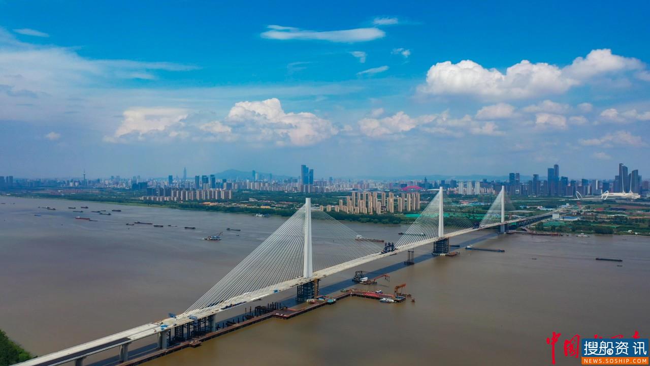 世界首座轻型钢混结构斜拉桥——南京长江第五大桥跨江主桥顺利合龙