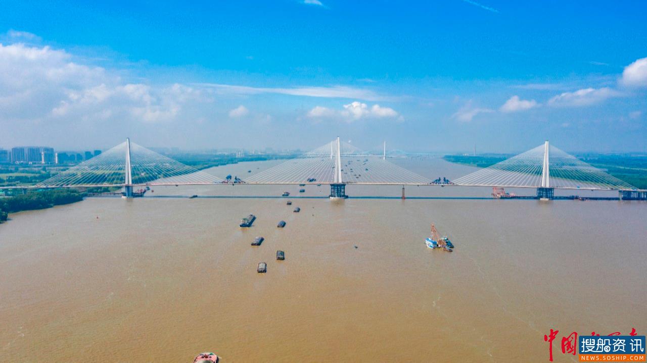 世界首座轻型钢混结构斜拉桥——南京长江第五大桥跨江主桥顺利合龙