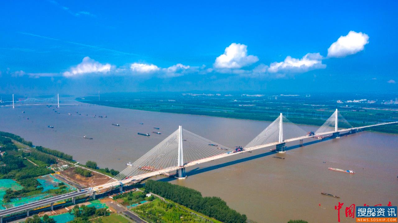 世界首座轻型钢混结构斜拉桥——南京长江第五大桥跨江主桥顺利合龙